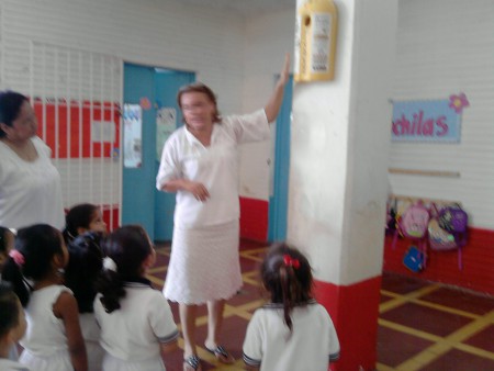 LA DIRECTORA DANDOLES INSTRUCCIONES